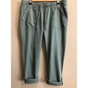 Cotton linen pant with bottom hem adjustment.